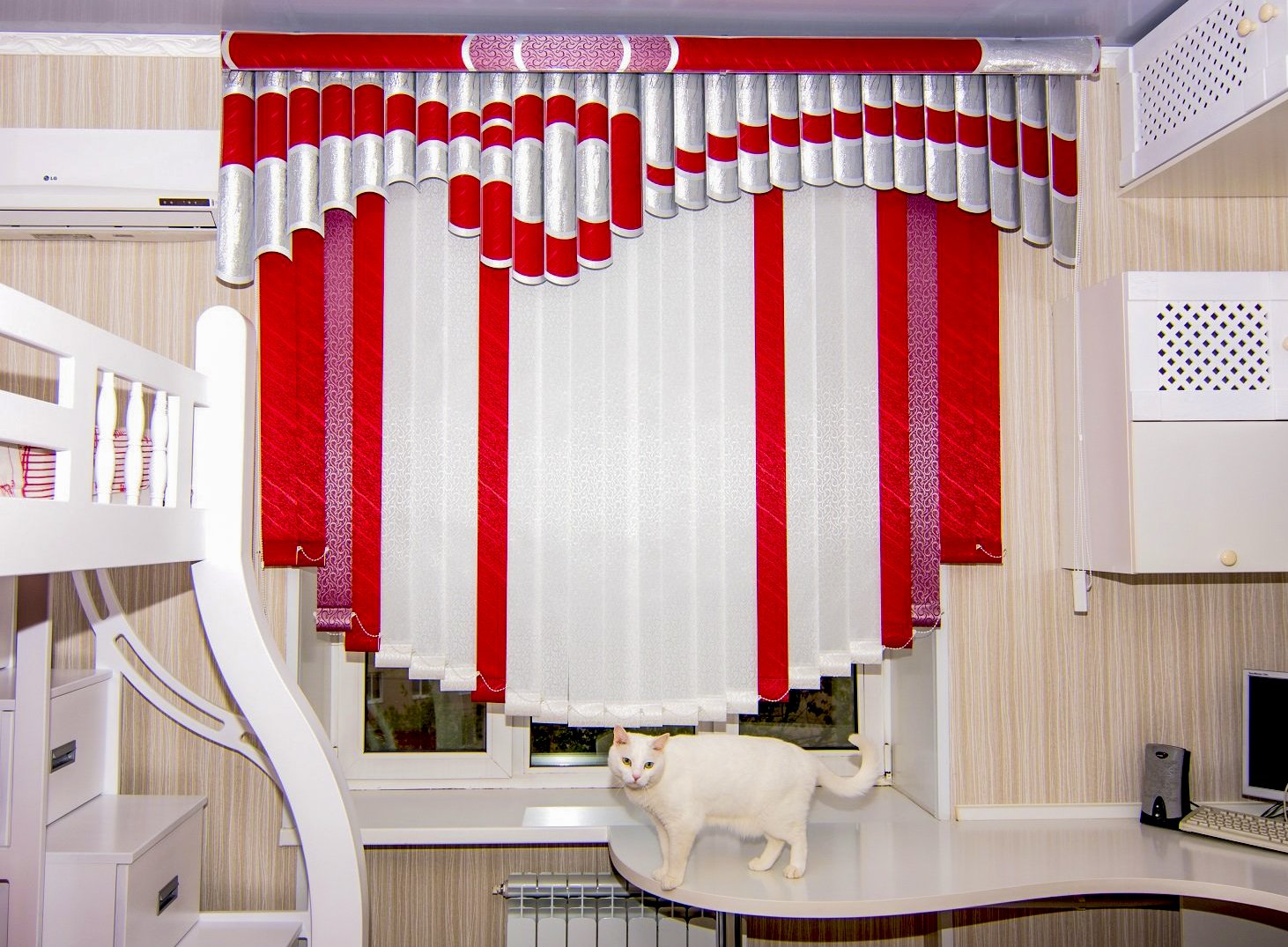 Мультифактурные жалюзи красно-белого цвета в интерьере дома